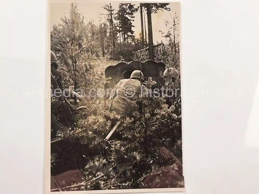 ORIGINAL PRESS PHOTO - FINNISH ANTI-TANK CREW IN ACTION - 1941