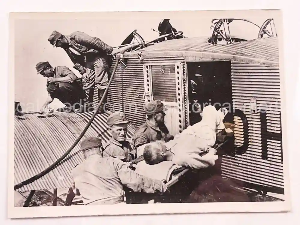 ORIGINAL PRESS PHOTO - FINNISH SOLDIERS LOAD WOUNDED ON JU 52