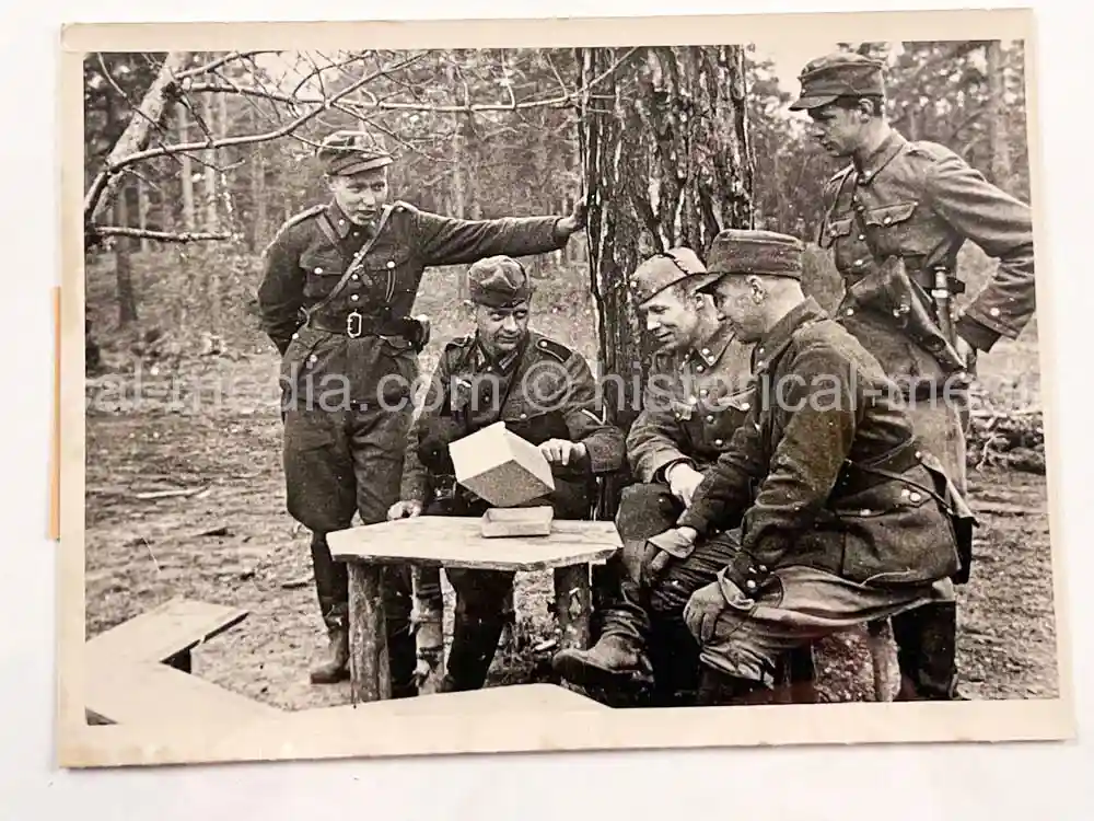 ORIGINAL PRESS PHOTO - FINNISH & GERMAN SOLDIERS IN THE FIELD - 1941