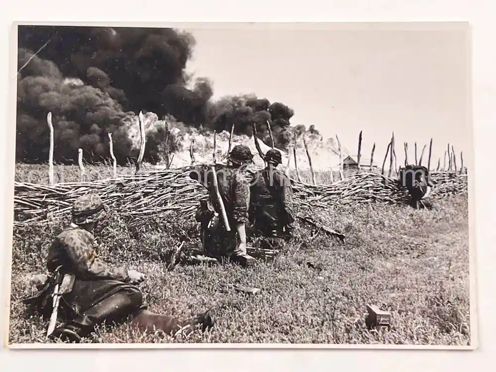 ORIGINAL PRESS PHOTO - WAFFEN-SS TROOPS IN CAMO SMOCKS IN COMBAT