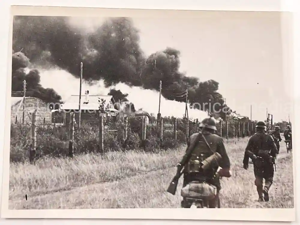 ORIGINAL PRESS PHOTO - GERMAN COMBAT TROOPS PASS BURNING VILLAGE