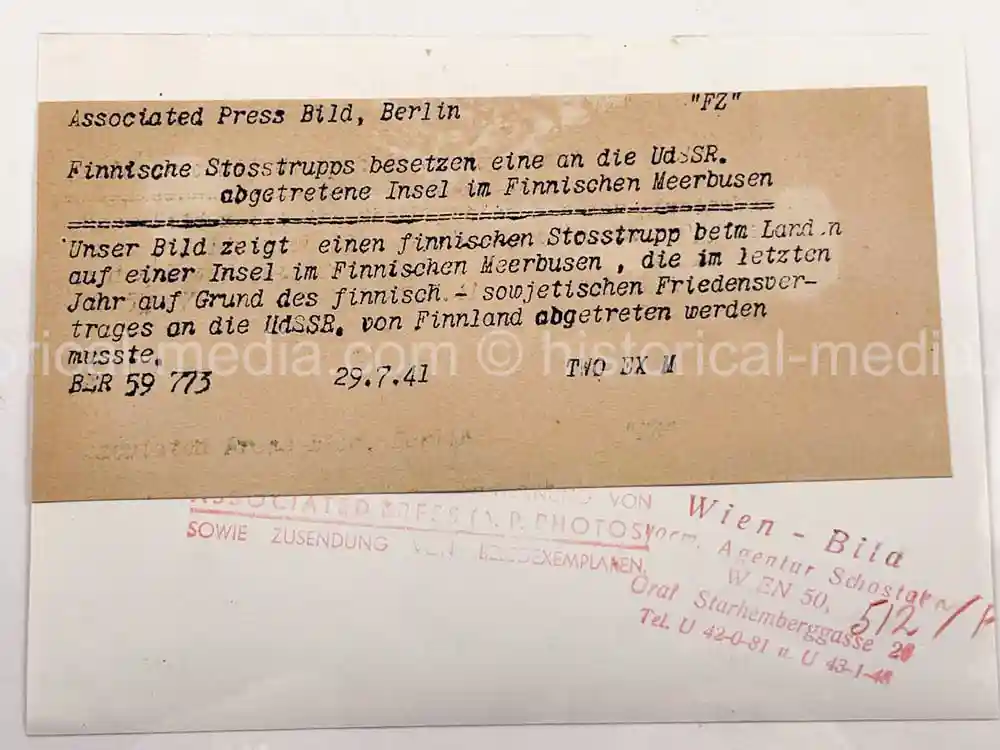 ORIGINAL PRESS PHOTO - FINNISH & GERMAN ASSAULT TROOPS CROSS RIVER