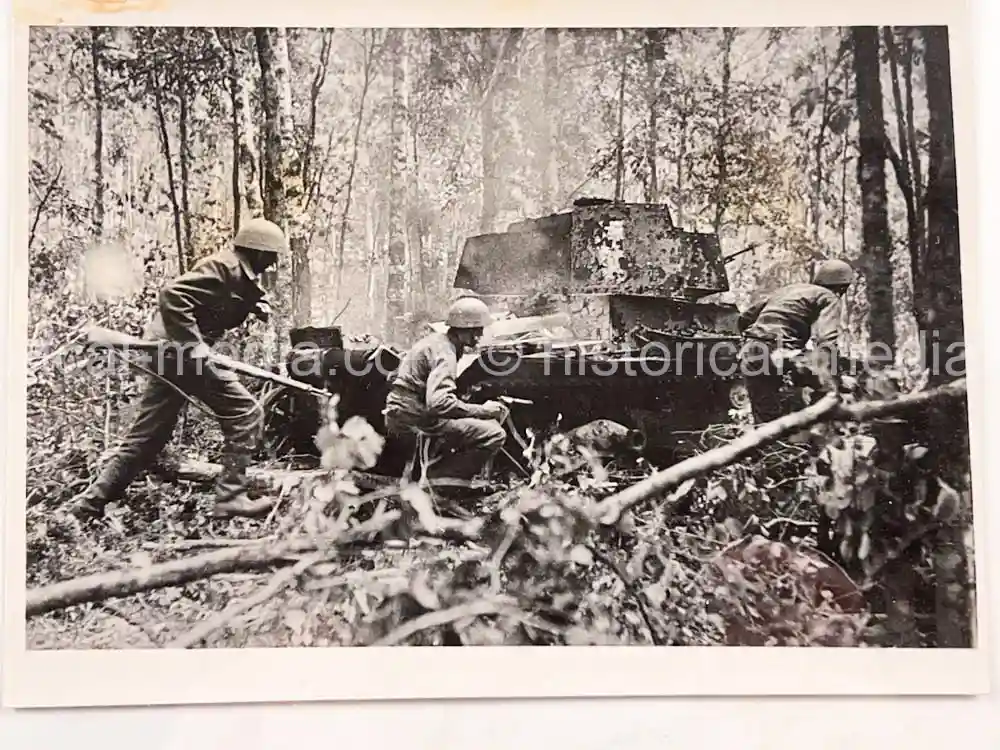 ORIGINAL PRESS PHOTO - FINNISH ASSAULT TROOPS KNOCK OUT RUSSIAN TANK