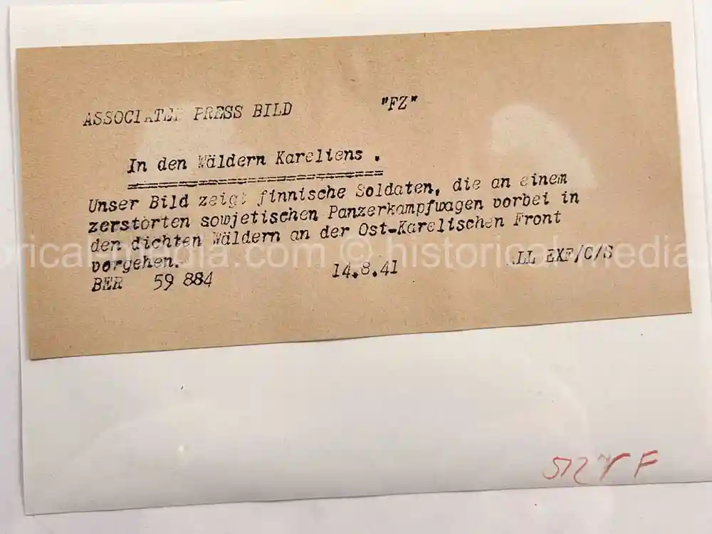 ORIGINAL PRESS PHOTO - FINNISH ASSAULT TROOPS KNOCK OUT RUSSIAN TANK