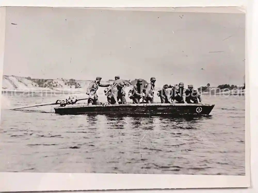 ORIGINAL PRESS PHOTO - GERMAN STURMBOOT TROOPS CROSS DUNA