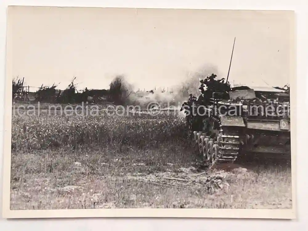 ORIGINAL PRESS PHOTO -  STURMGESCHÜTZ IATTACKS BUNKER IN RUSSIA