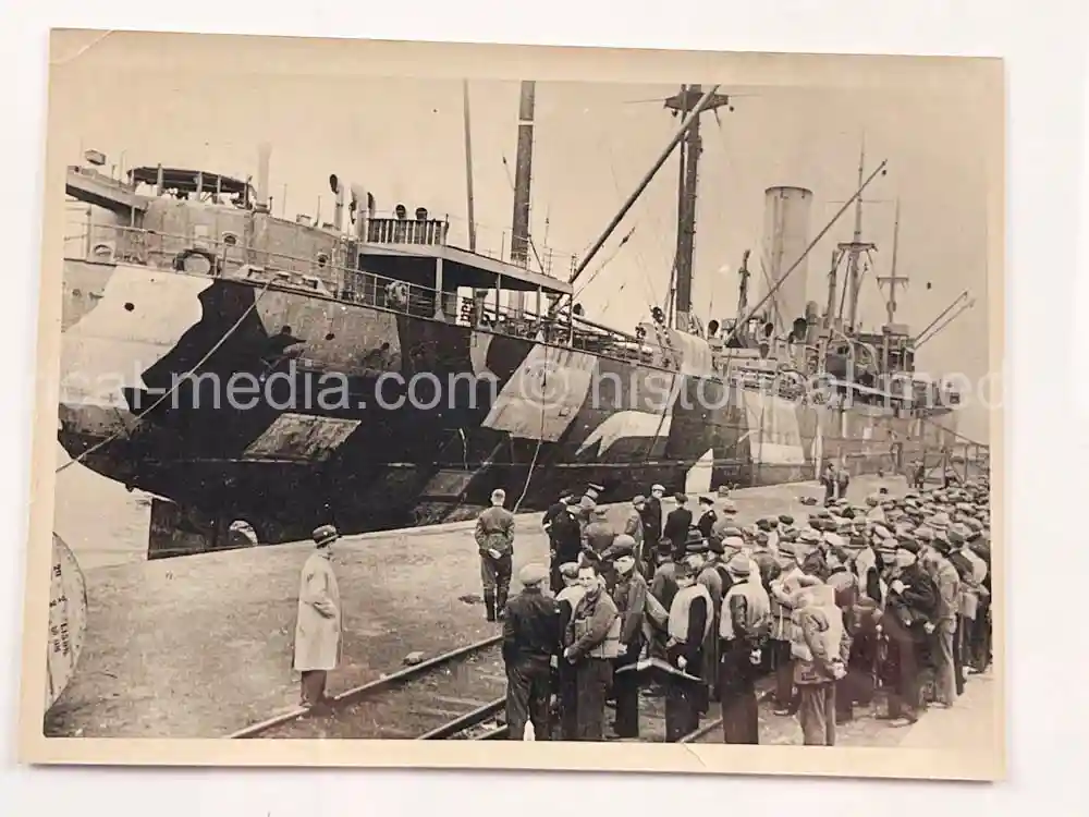 ORIGINAL PRESS PHOTO -  CAMO PAINTED SHIP IN NORWAY