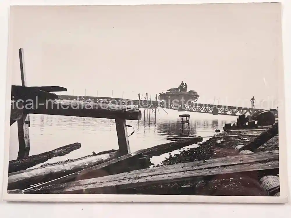 ORIGINAL PRESS PHOTO -  PANZER III TANK CROSSES PIONIER BRIDGE