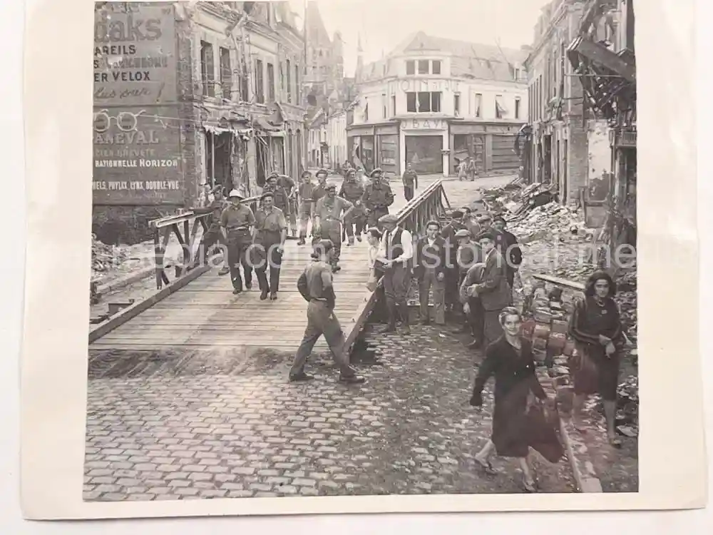 ORIGINAL PRESS PHOTO -  BRITISH TROOPS ENTER L'AIGLE, FRANCE - AUGUST 1944