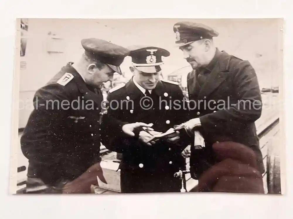 ORIGINAL PRESS PHOTO -  U-BOAT OFFICERS CONFER