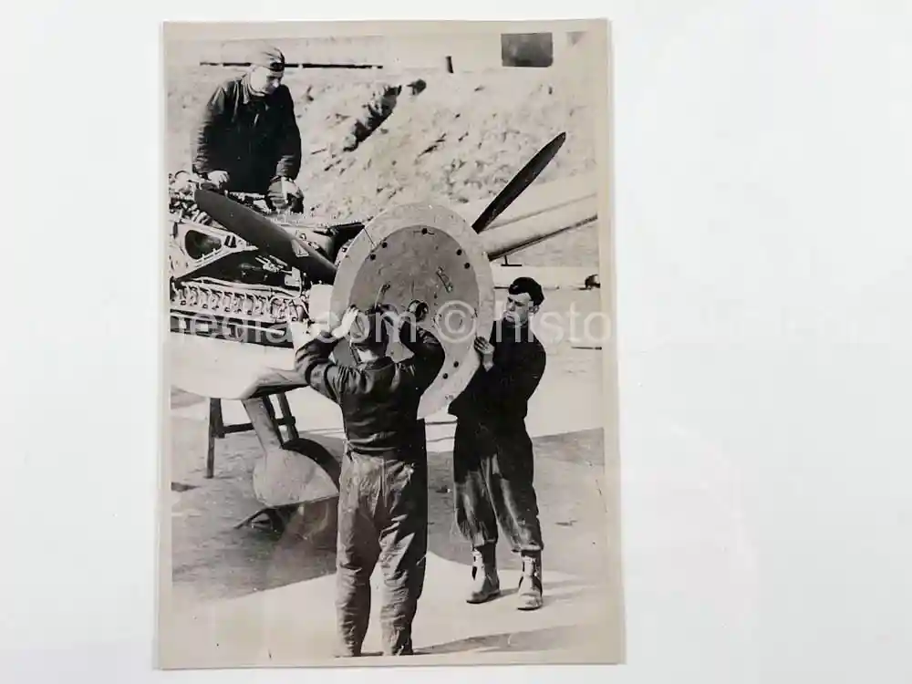 ORIGINAL PRESS PHOTO -  ME 109 MAINTENANCE IN THE FIELD