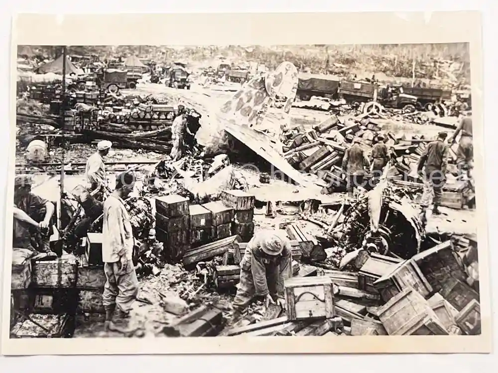 ORIGINAL PRESS PHOTO -  US SOLDIERS SORT JAPANESE MATERIEL - NEW GUINEA