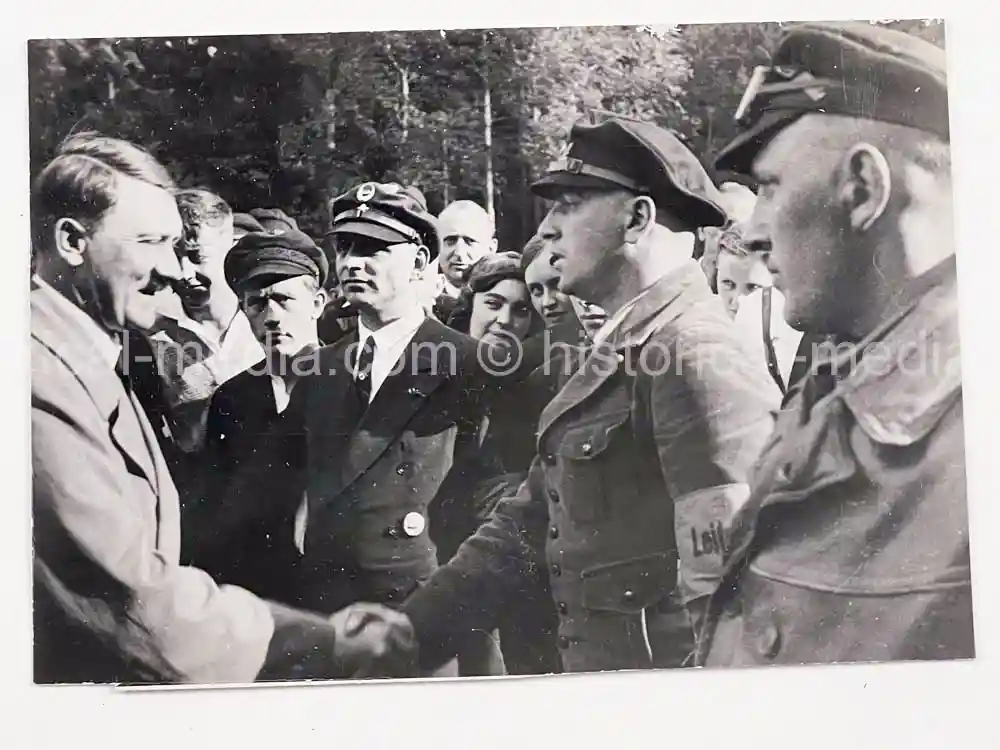 ORIGINAL PRESS PHOTO -  ADOLF HITLER GREETS VOTERS 