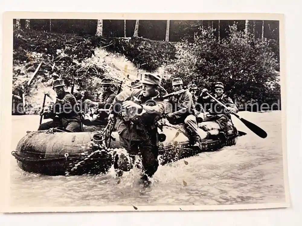 ORIGINAL PRESS PHOTO -  ASSAULT BOAT TROOPS CROSS RIVER
