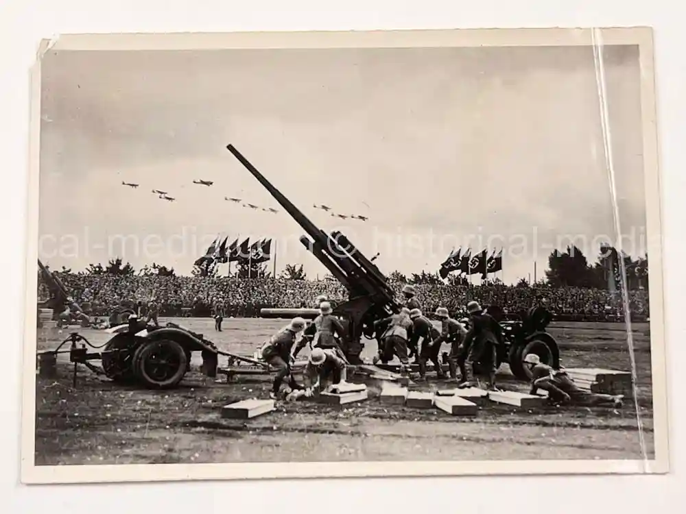 ORIGINAL PRESS PHOTO -  FLAK CREW IN ACTION AT NÜRNBERG RALLY