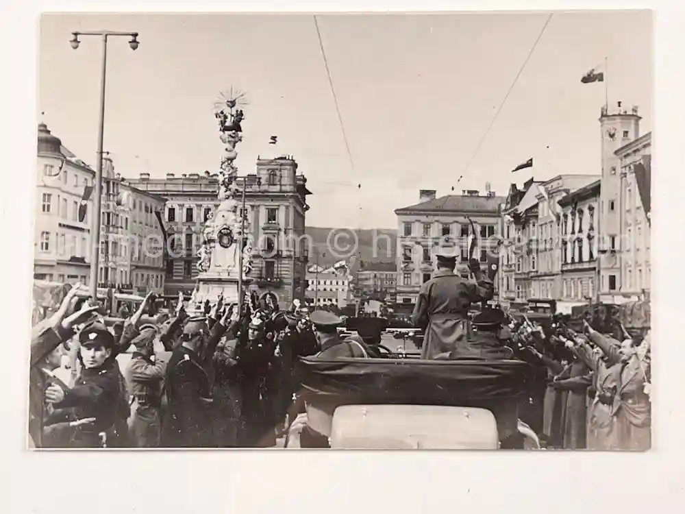 ORIGINAL PRESS PHOTO -  ADOLF HITLER ON PARADE IN LINZ AUSTRIA