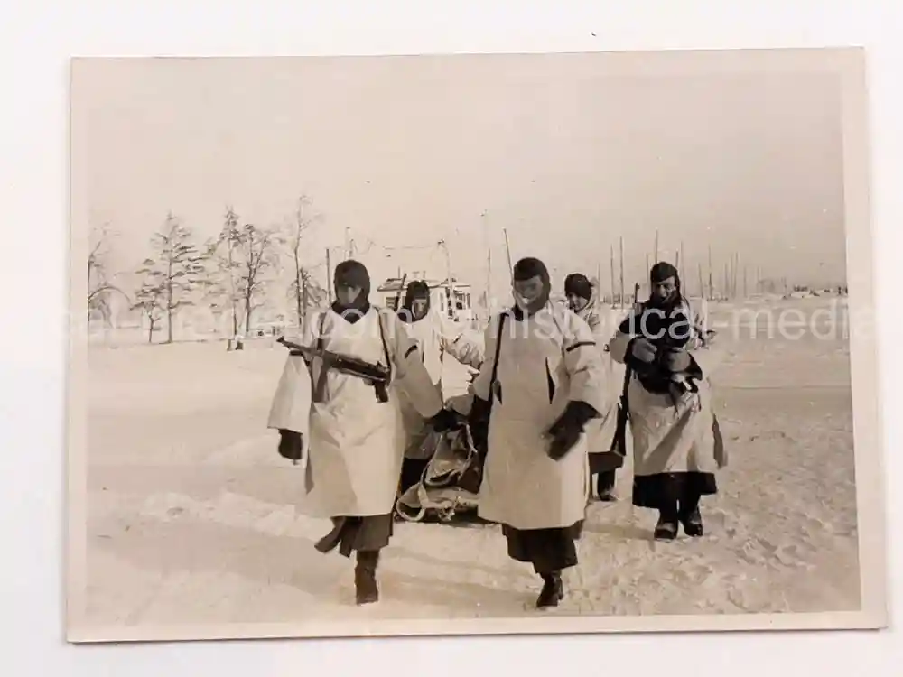 ORIGINAL PRESS PHOTO -  TROOPS IN WINTER CAMO W/ MP 40