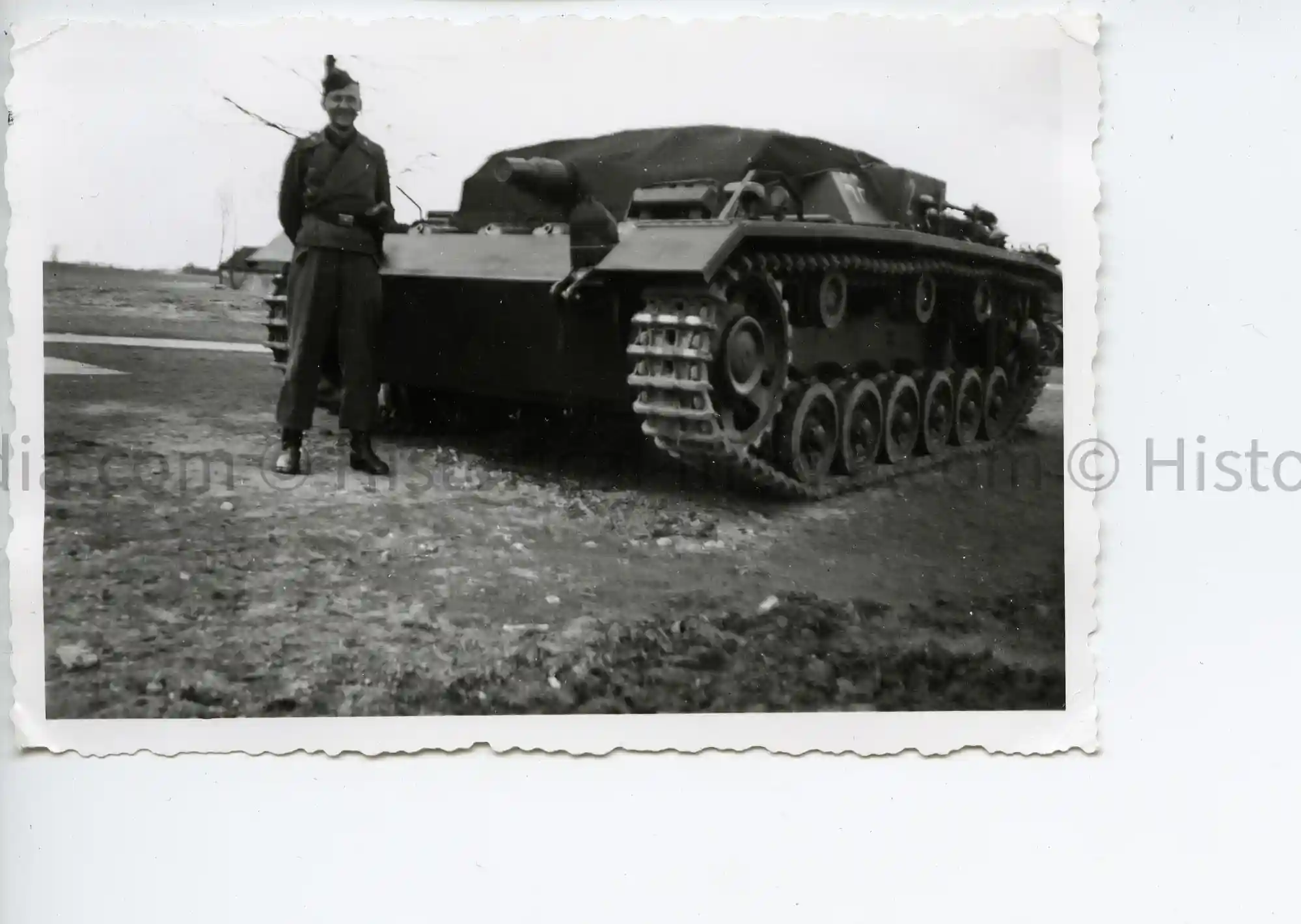 WWII GERMAN PHOTO STURMGESCHÜTZ III & CREW POSE