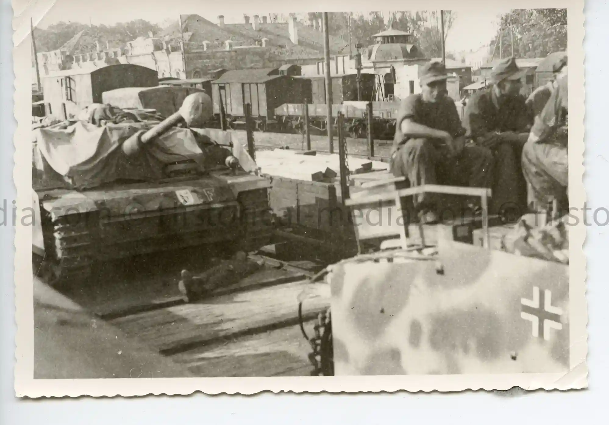 WWII GERMAN PHOTO STURMGESCHÜTZ III LANGE ROHR + SIDE ARMOR & CAMO ON TRAIN TRANSPORT