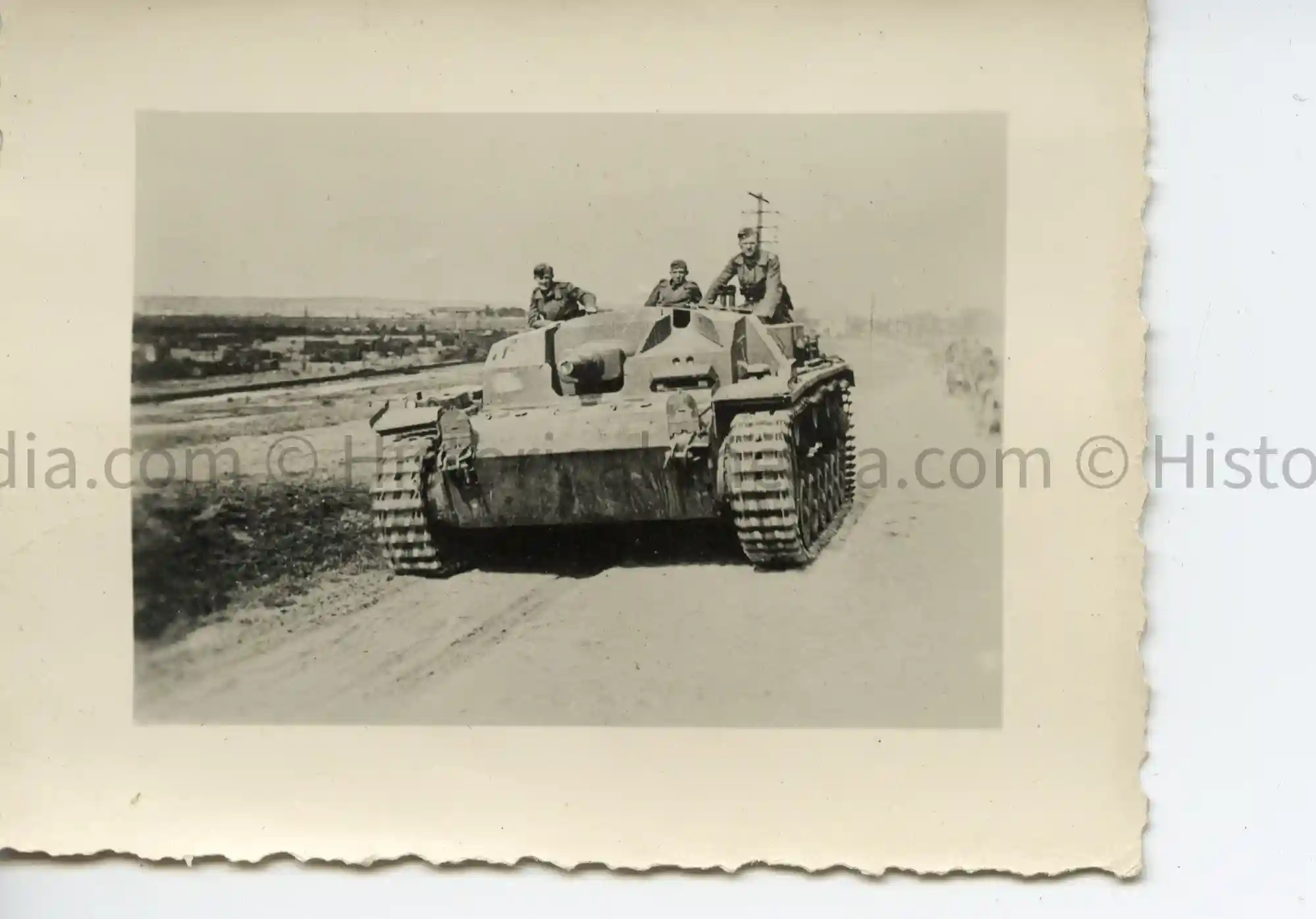 WWII GERMAN PHOTO STURMGESCHÜTZ III & CREW ON ROLL -UNIT EMBLEM - SUPER SHARP IMAGE