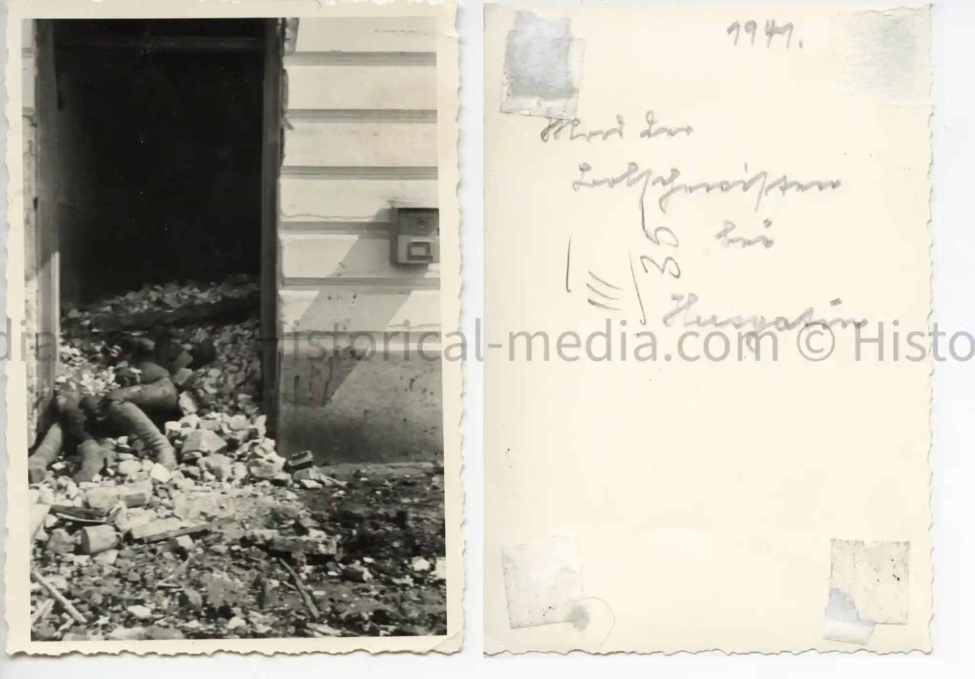 WWII GERMAN PHOTO KIA SOLDIERS IN DOORWAY - Husiatyn UKRAINE