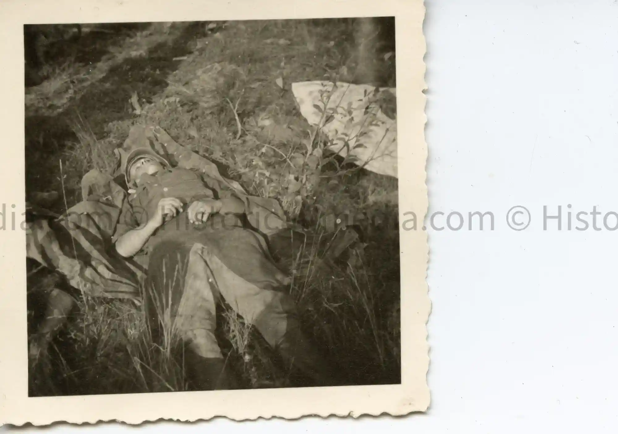 WWII GERMAN PHOTO KIA GERMAN SOLDIER IN THE FIELD (FORBIDDEN TO TAKE SUCH PHOTOS)