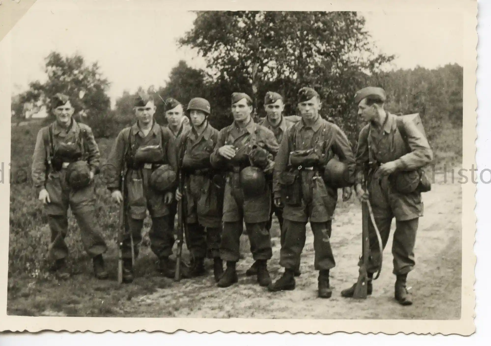 WWII GERMAN PHOTO GROUP PHOTO OF FALLSCHIRMJAEGER IN THE FIELD IN FULL KIT