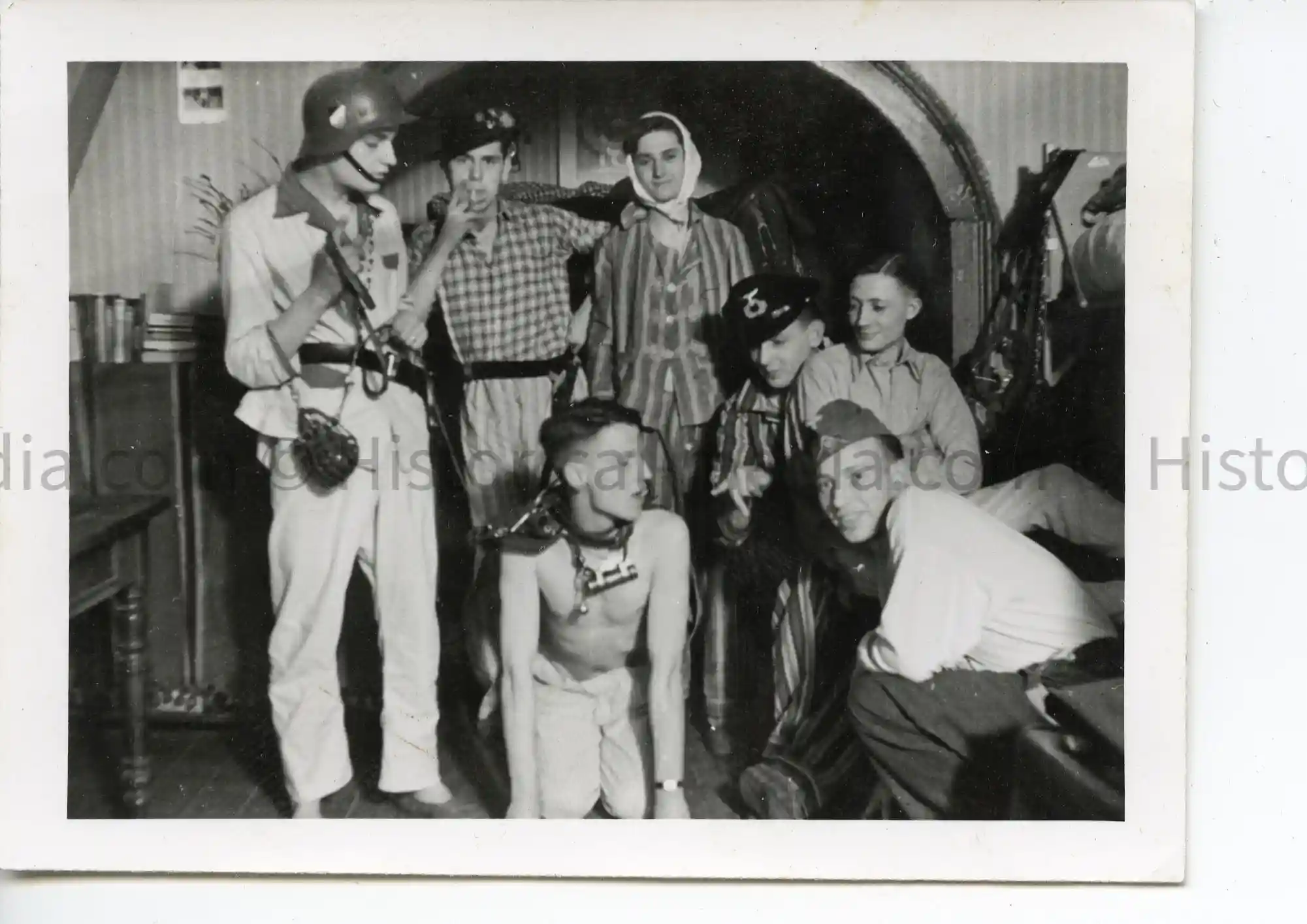 WWII GERMAN PHOTO GERMAN SOLDIERS GOOFING OFF IN BARRACKS - BUDENZAUBER