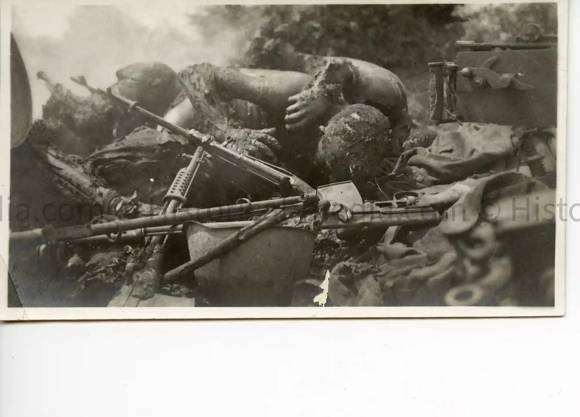 WWII GERMAN PHOTO KIA RUSSIAN SOLDIERS IN DESTROYED VEHICLE + WEAPONS