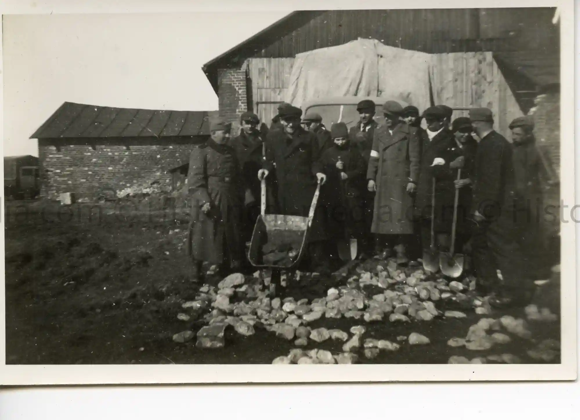 WWII GERMAN PHOTO - JEWS WEARING ARMBANDS IN FORCED LABOR