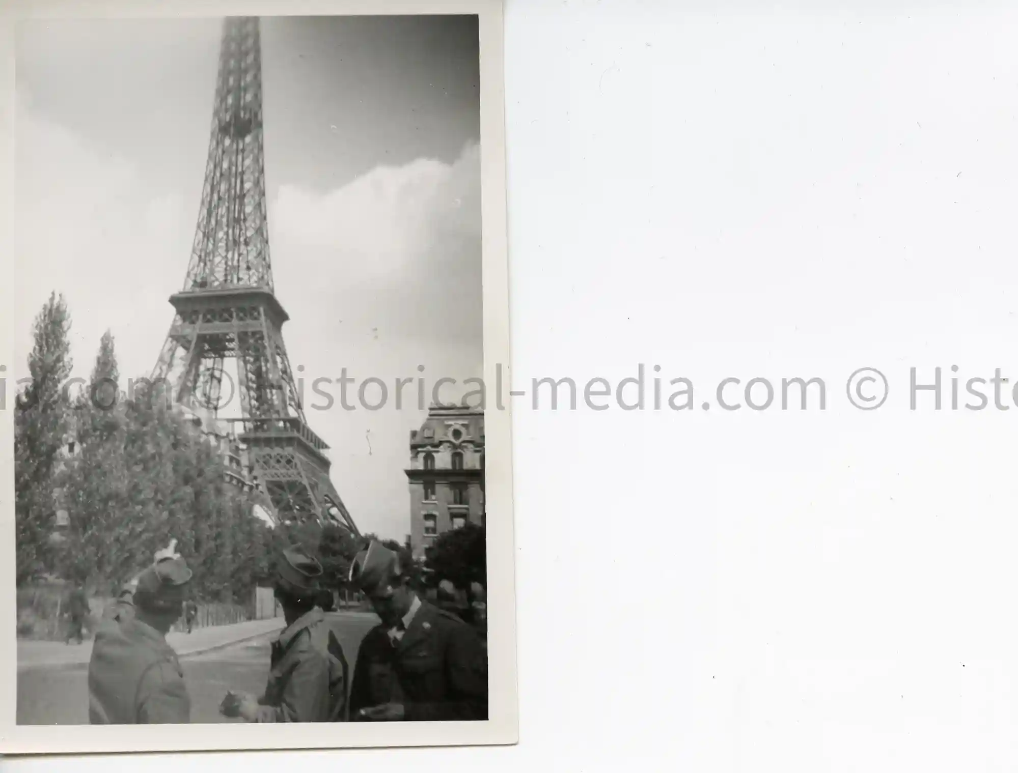 WWII PHOTO US GI'S IN PARIS - EIFFEL TOWER