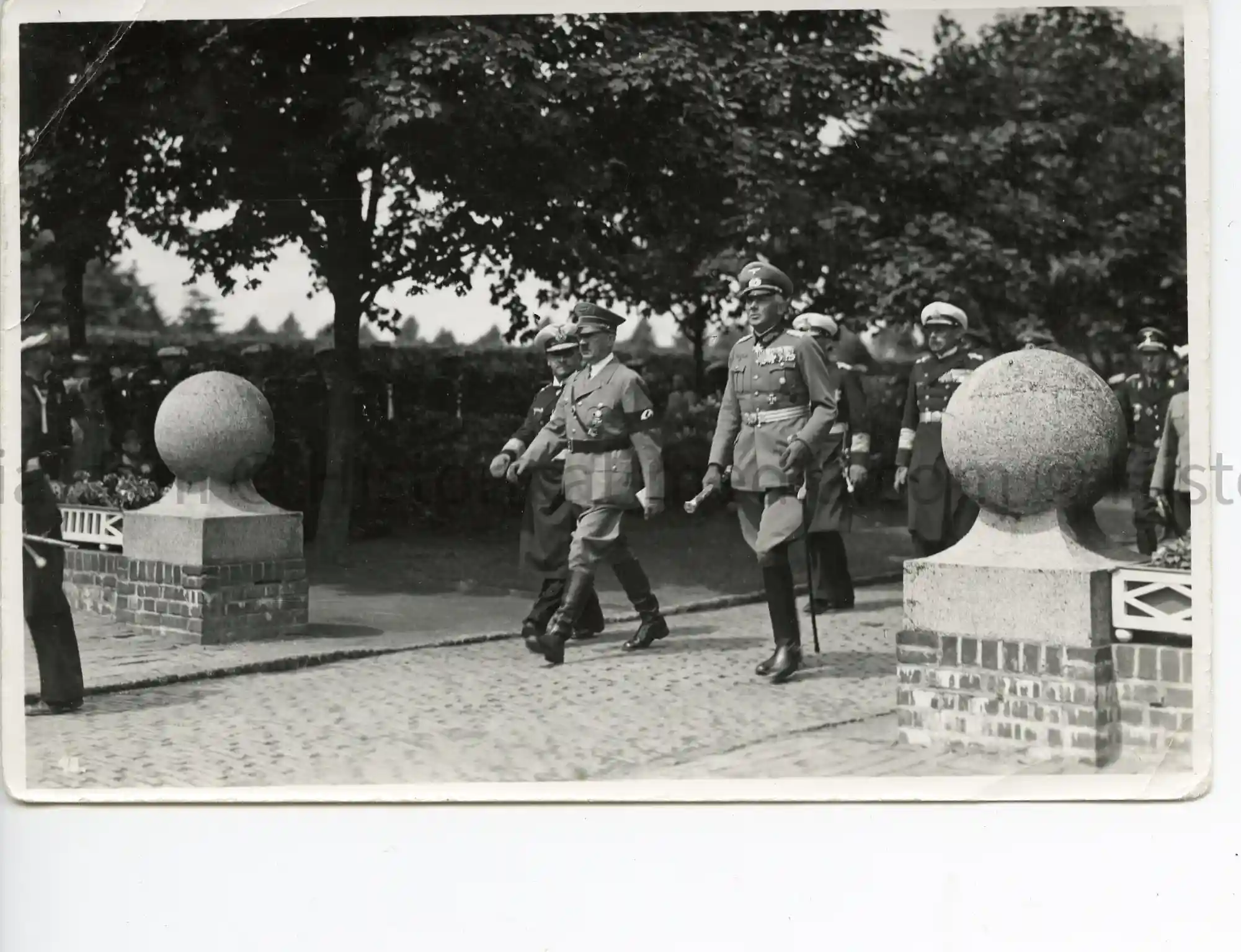 ORIGINAL PHOTO ADOLF HITLER WITH ADMIRALS & GENERAL