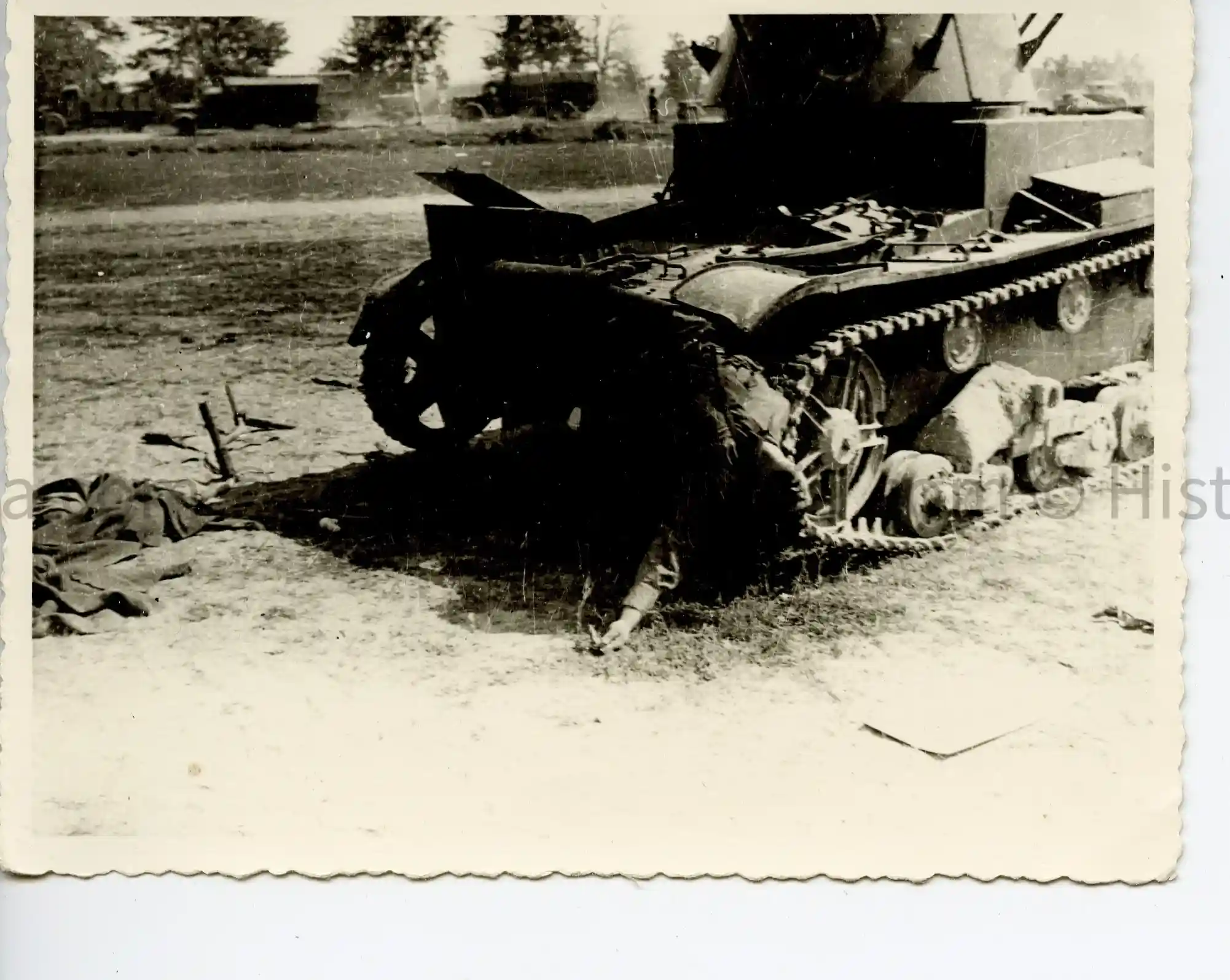 WWII GERMAN PHOTO  OF KO RUSSIAN T-26 TANK & KIA CREW