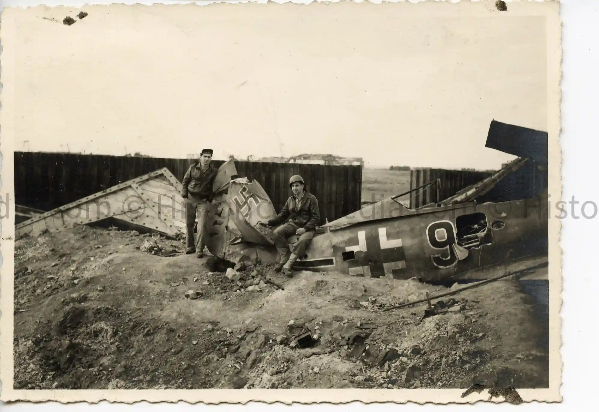 US GI PHOTO - SOLDIERS POSE BY DESTROYED FW 190 AIRPLANE