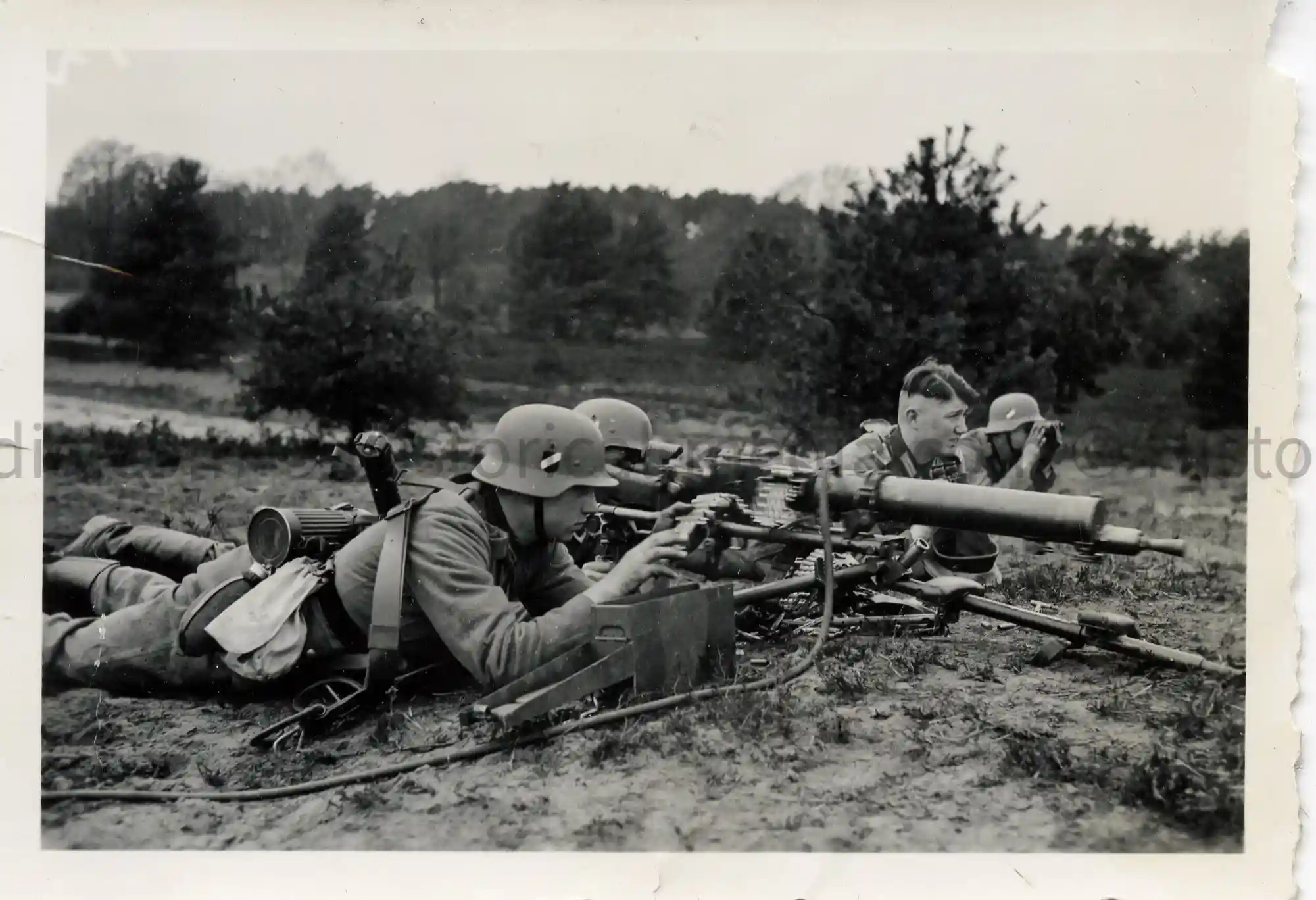 GERMAN WWII PHOTO - MG-08 AND CREW IN THE FIELD
