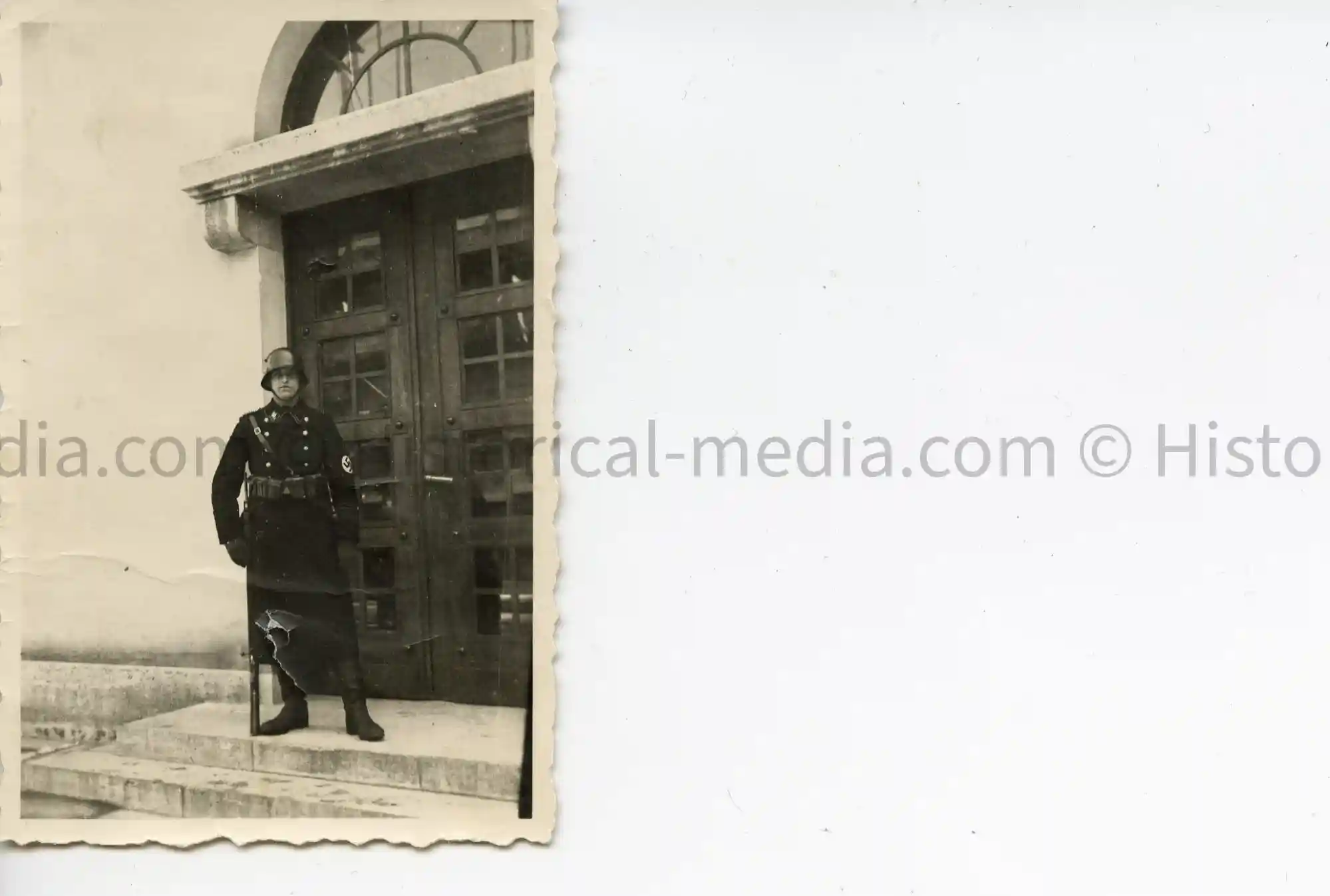 WWII GERMAN PHOTO WAFFEN-SS SOLDIER ON GUARD DUTY