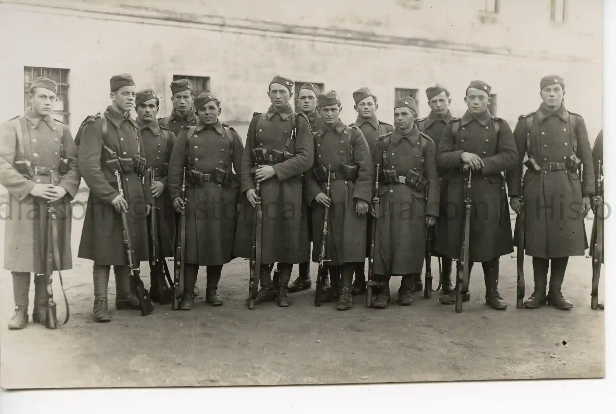 WWII GERMAN PHOTO SERBIAN CHETNIKS POSE WITH WEAPONS WWII GERMAN PHOTO SERBIAN CHETNIKS POSE WITH WEAPONS