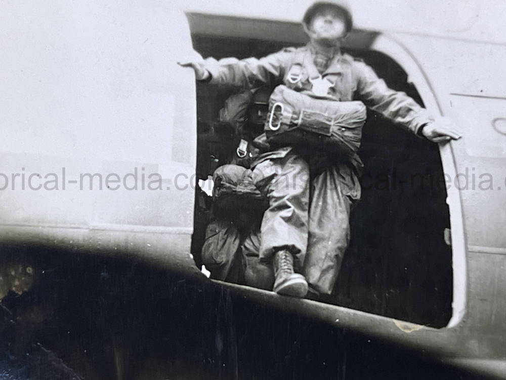 PHOTO ALBUM ESTATE OF LT. COL ADAM KOMOSA - COMMANDER CO. D, 504TH PIR, 82ND AIRBORNE