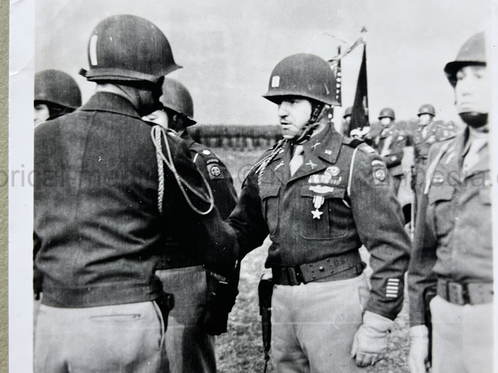 PHOTO ALBUM ESTATE OF LT. COL ADAM KOMOSA - COMMANDER CO. D, 504TH PIR, 82ND AIRBORNE