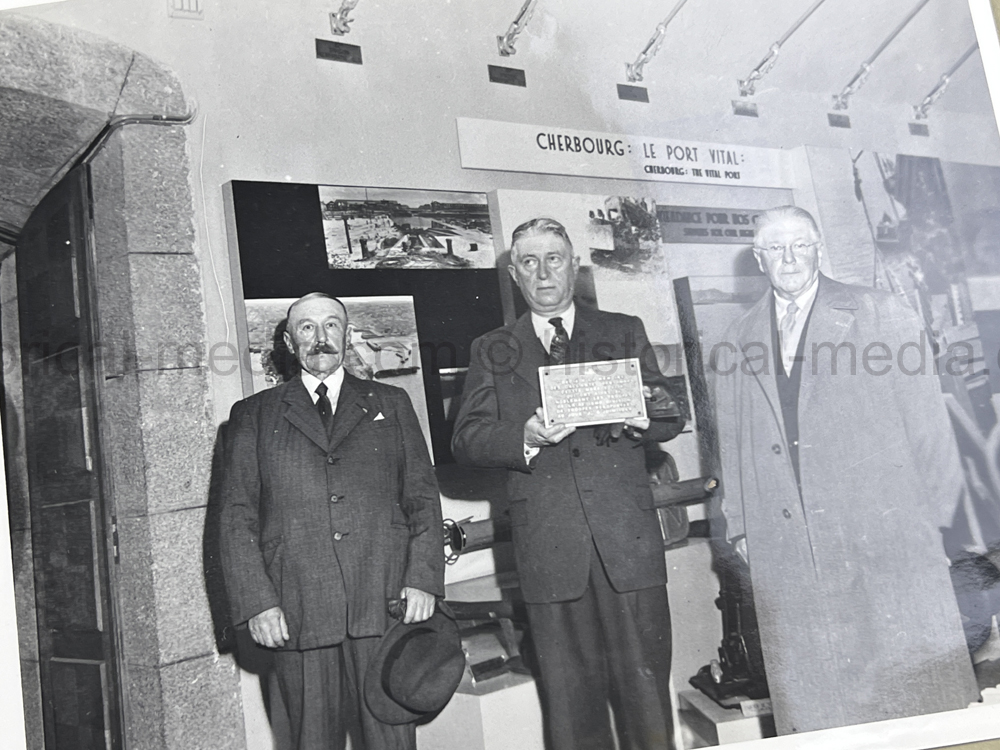 PHOTO ALBUM ESTATE OF LT. COL ADAM KOMOSA - COMMANDER CO. D, 504TH PIR, 82ND AIRBORNE