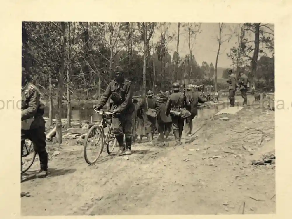 WWII GERMAN ARMY PHOTO ALBUM - POLAND, FRANCE, RUSSIA - GREAT COMBAT IMAGES!