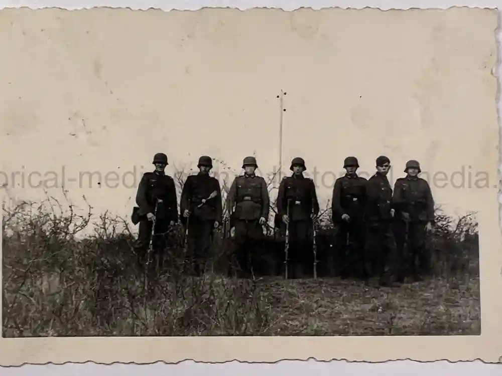 WWII GERMAN ARMY PHOTO ALBUM - PANZER SOLDIER - FRANCE 1940