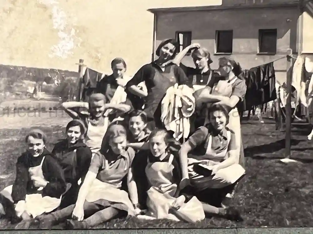 GERMAN WWII GIRL'S RAD PHOTO ALBUM - KARAWANKENHOF, PRAGUE 1944