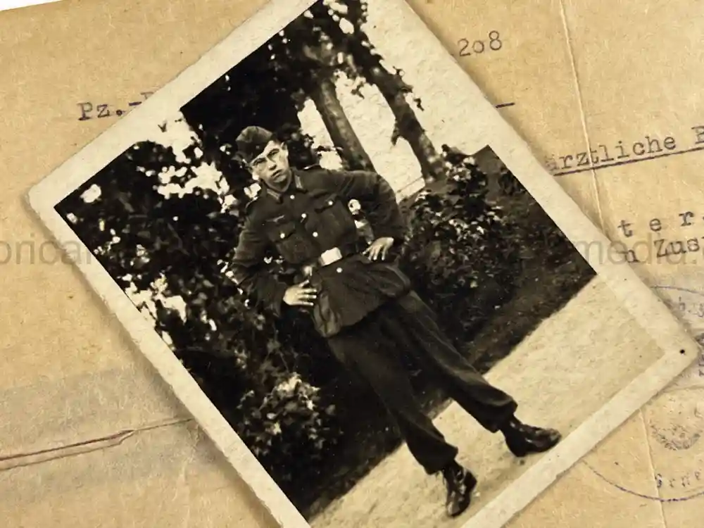 SOLDBUCH & AWARD DOCUMENT GROUPING - PANZER PIONIER - 12. PANZER DIVISION