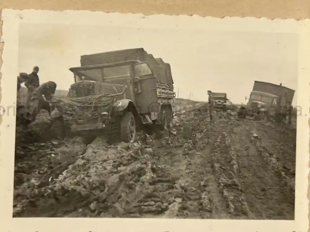 GERMAN WWII ARMY PHOTOGRAPHER'S SAMPLE ALBUM GROUPING - PANZERJÄGER-ABTEILUNG 24 - POLAND, RUSSIA, KRIM GERMAN WWII ARMY PHOTOGRAPHER'S SAMPLE ALBUM GROUPING - PANZERJÄGER-ABTEILUNG 24 - POLAND, RUSSIA, KRIM