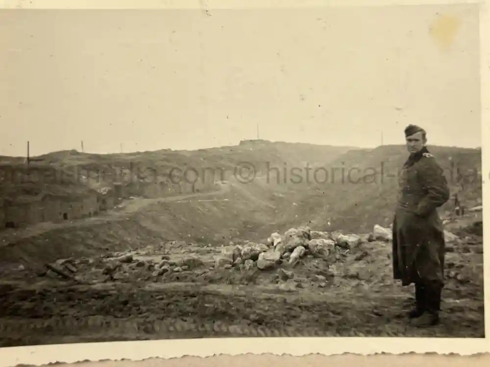 GERMAN WWII ARMY PHOTOGRAPHER'S SAMPLE ALBUM GROUPING - PANZERJÄGER-ABTEILUNG 24 - POLAND, RUSSIA, KRIM GERMAN WWII ARMY PHOTOGRAPHER'S SAMPLE ALBUM GROUPING - PANZERJÄGER-ABTEILUNG 24 - POLAND, RUSSIA, KRIM