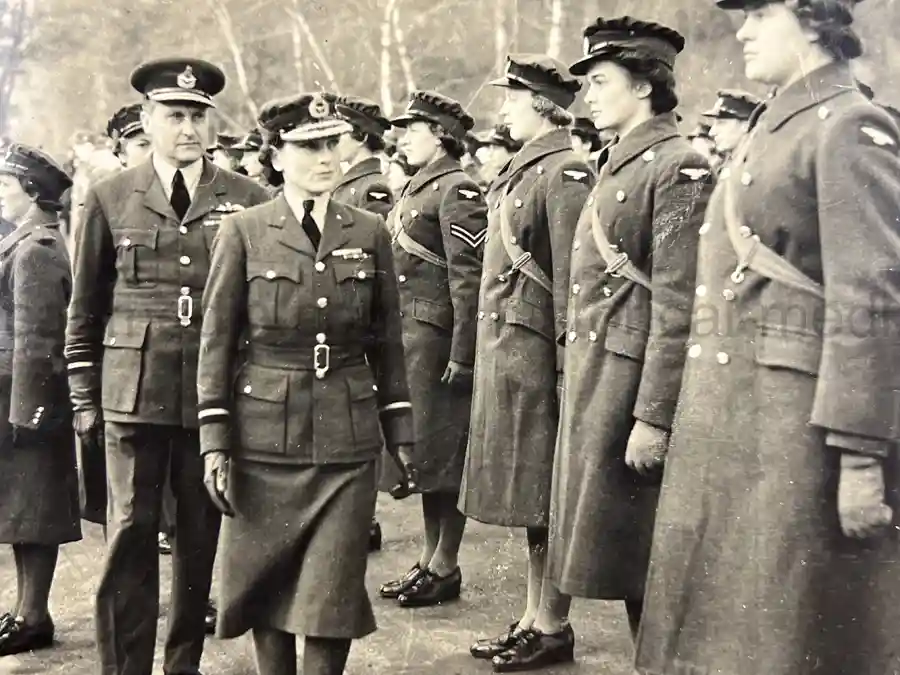 RAF BATTLE OF BRITAIN PHOTO ALBUM - PERSONAL ALBUM OF ROBERT WRIGHT - PERSONAL ASSISTANT TO HUGH DOWDING!