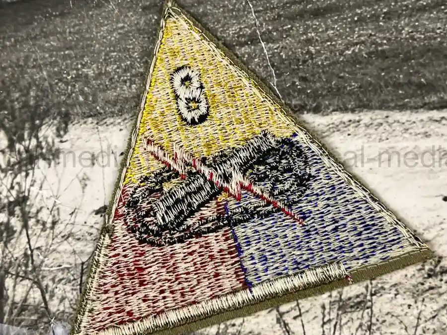 US WWII ARMORED PHOTO & INSIGNIA GROUPING - 8TH ARMORED DIVISION US WWII ARMORED PHOTO & INSIGNIA GROUPING - 8TH ARMORED DIVISION