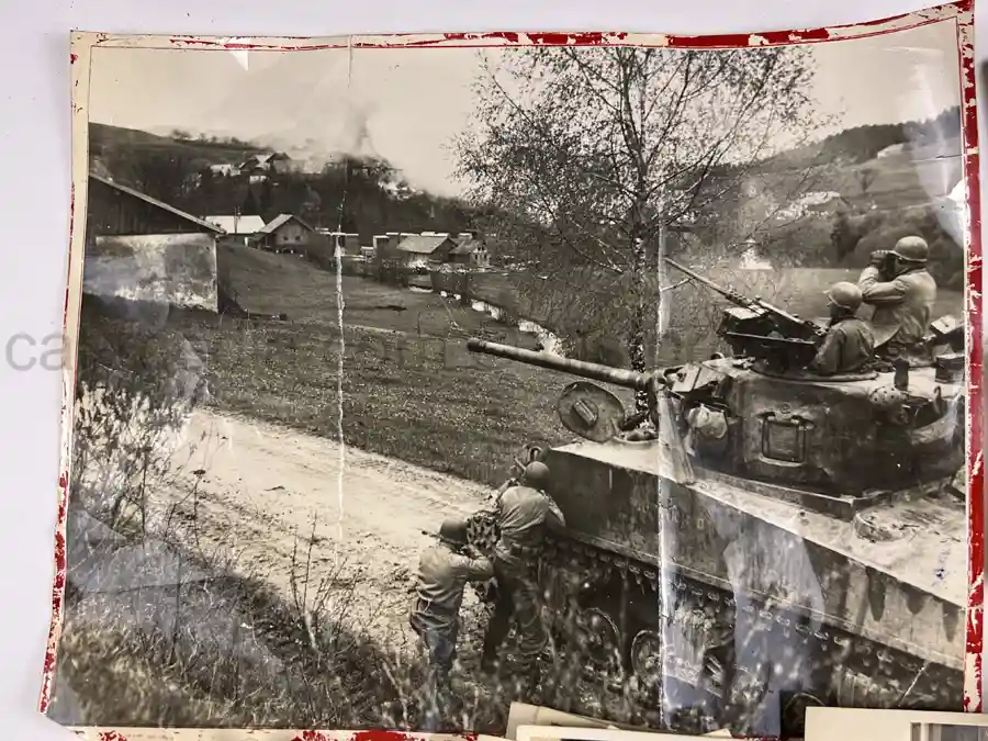 US WWII ARMORED PHOTO & INSIGNIA GROUPING - 8TH ARMORED DIVISION US WWII ARMORED PHOTO & INSIGNIA GROUPING - 8TH ARMORED DIVISION