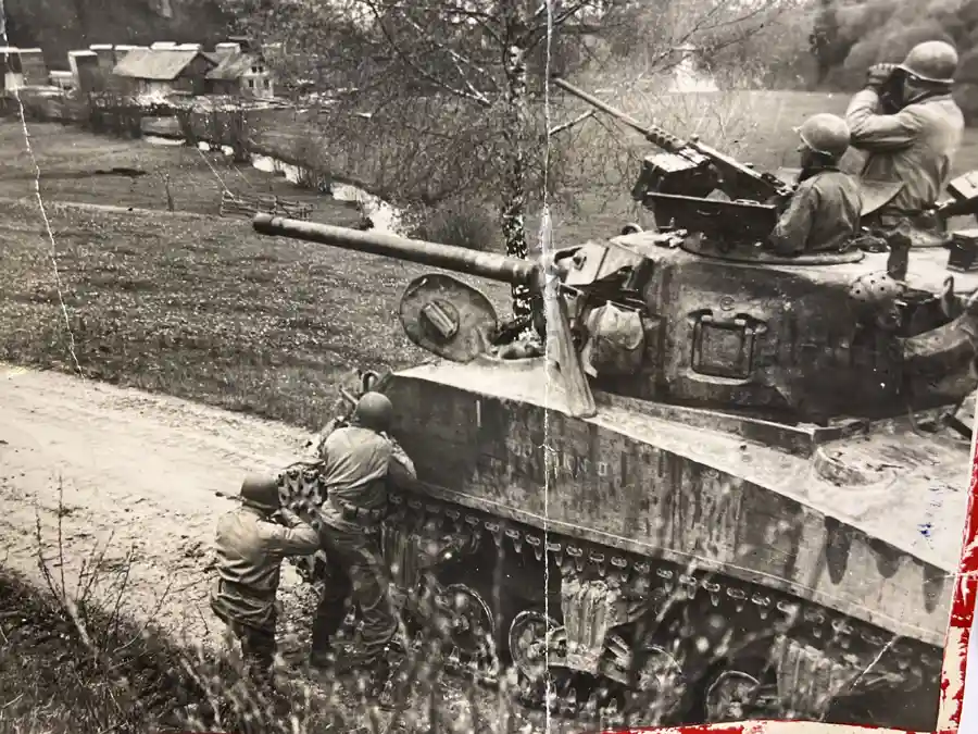 US WWII ARMORED PHOTO & INSIGNIA GROUPING - 8TH ARMORED DIVISION US WWII ARMORED PHOTO & INSIGNIA GROUPING - 8TH ARMORED DIVISION